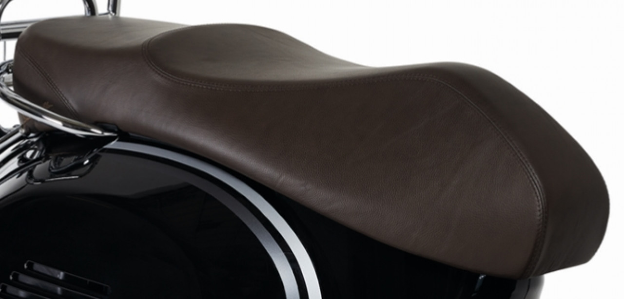Asiento original para Vespa GTS cuero genuino marrón